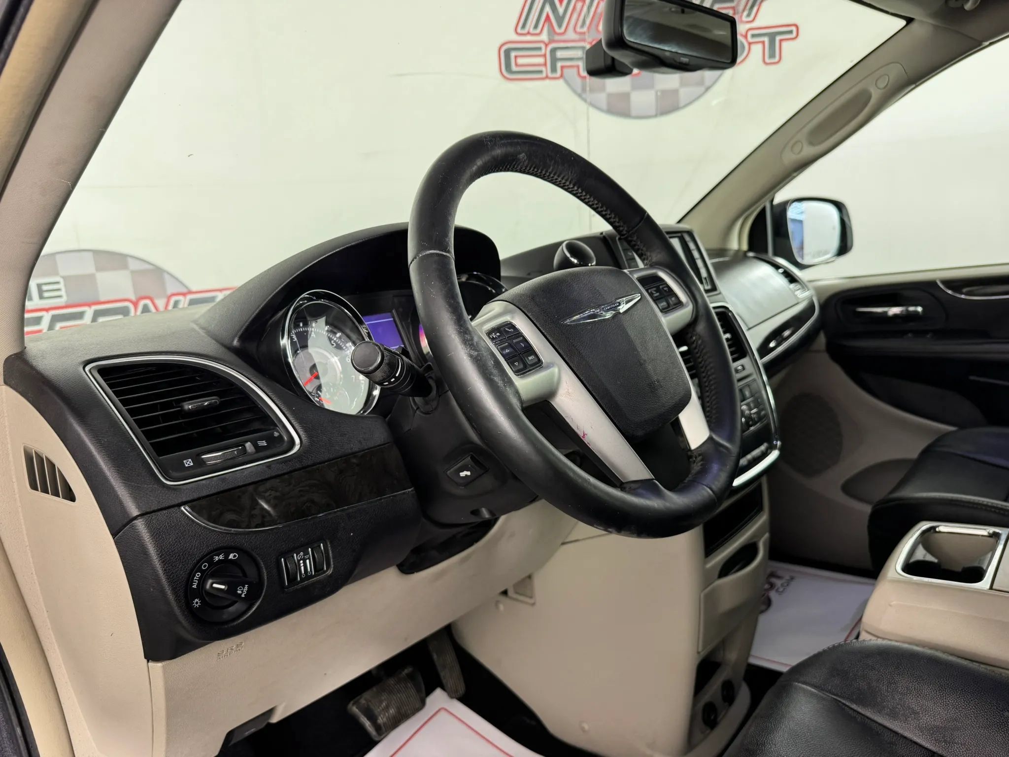 Used 2014 Chrysler Town & Country Touring-L w/ Driver Convenience Group FWD image 10