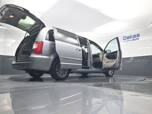 Used 2013 Chrysler Town & Country Touring-L w/ Driver Convenience Group FWD image 59