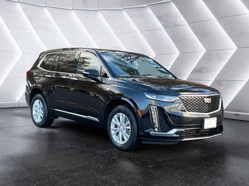 New 2025 Cadillac XT6 Luxury image 8