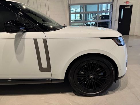 Used 2025 Land Rover Range Rover SE AWD/4WD image 9