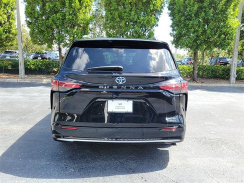 Used 2023 Toyota Sienna Limited FWD image 5