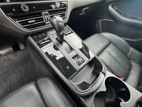 Certified 2024 Porsche Macan AWD/4WD image 28
