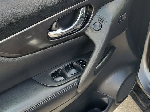 Used 2018 Nissan Rogue SV w/ Premium Package FWD image 16