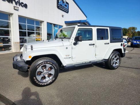 Used 2018 Jeep Wrangler Unlimited Sahara AWD/4WD image 6