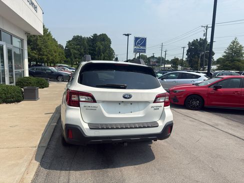 Used 2018 Subaru Outback 3.6R Limited AWD/4WD image 4