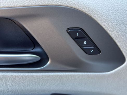 Used 2022 Chrysler Pacifica Touring-L image 8