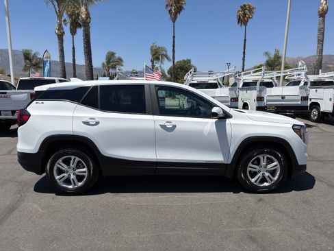 Used 2024 GMC Terrain SLE FWD image 9