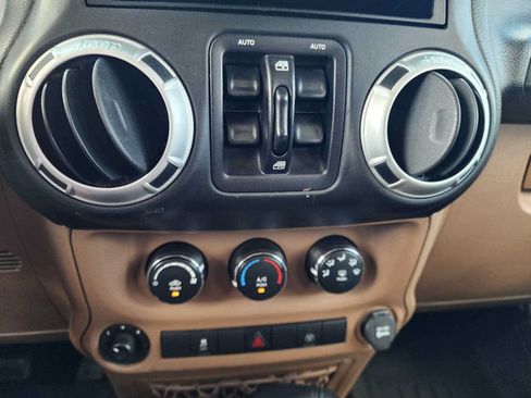 Used 2016 Jeep Wrangler Unlimited Rubicon w/ Connectivity Group AWD/4WD image 24