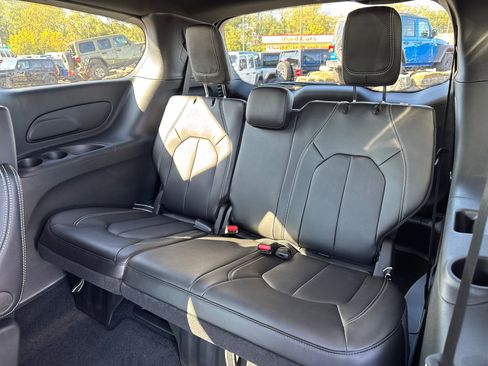 New 2026 Chrysler Pacifica Select image 6