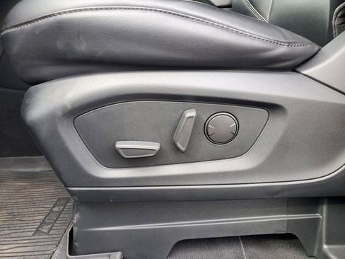 Used 2022 Ford Explorer XLT w/ Equipment Group 202A image 5