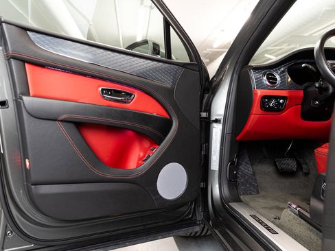 Used 2021 Bentley Bentayga image 13
