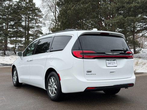 Used 2022 Chrysler Pacifica Touring image 3