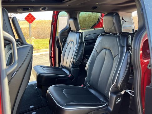 Used 2026 Chrysler Pacifica Limited w/ Uconnect Theater Family Group image 36