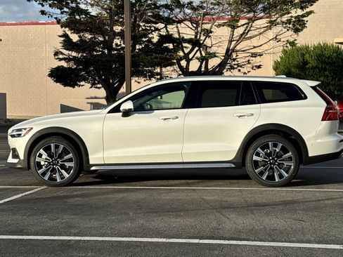 New 2026 Volvo V60 B5 Cross Country Ultra w/ Protection Package Premier image 2