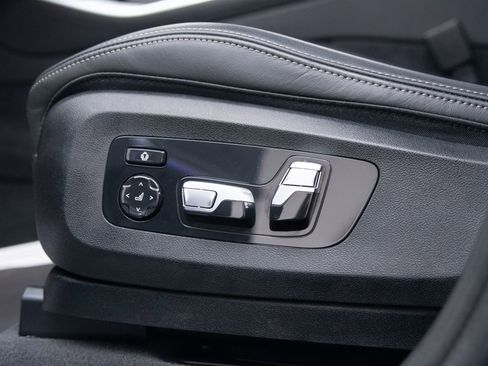 Used 2025 BMW X5 M60i w/ Climate Comfort Package image 21