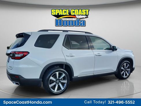 Certified 2023 Honda Pilot Touring image 3