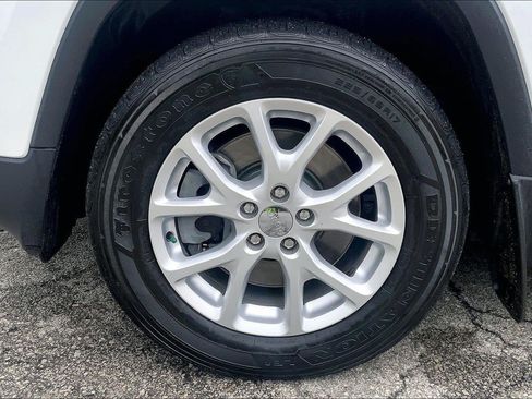 Used 2018 Jeep Cherokee Latitude AWD/4WD image 9
