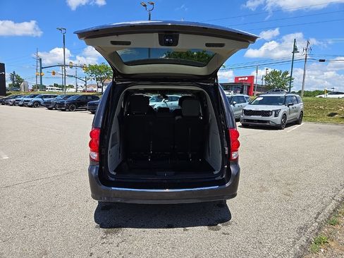 Used 2019 Dodge Grand Caravan SE FWD image 29