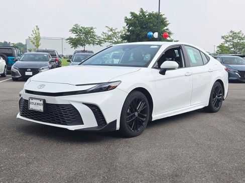 Used 2025 Toyota Camry SE FWD image 1