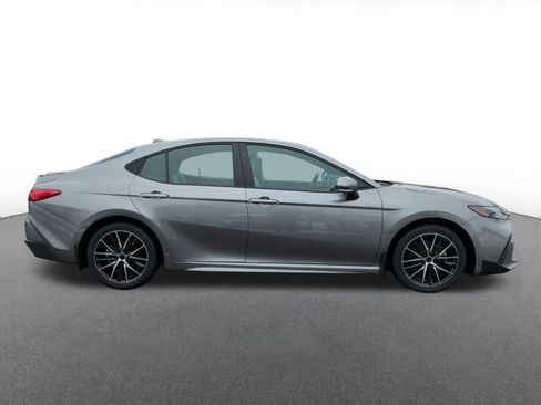 Used 2025 Toyota Camry SE image 2