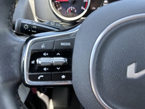 Used 2024 Kia Carnival LX FWD image 24