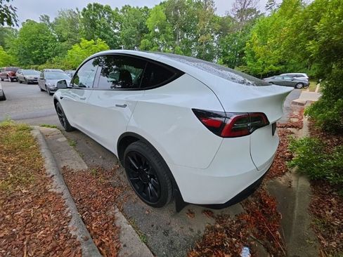 Used 2023 Tesla Model Y Long Range AWD/4WD image 4