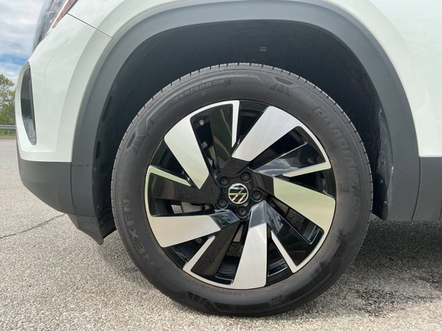Used 2024 Volkswagen Atlas Cross Sport SE FWD image 13