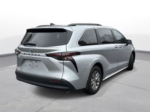 Used 2025 Toyota Sienna XLE image 8