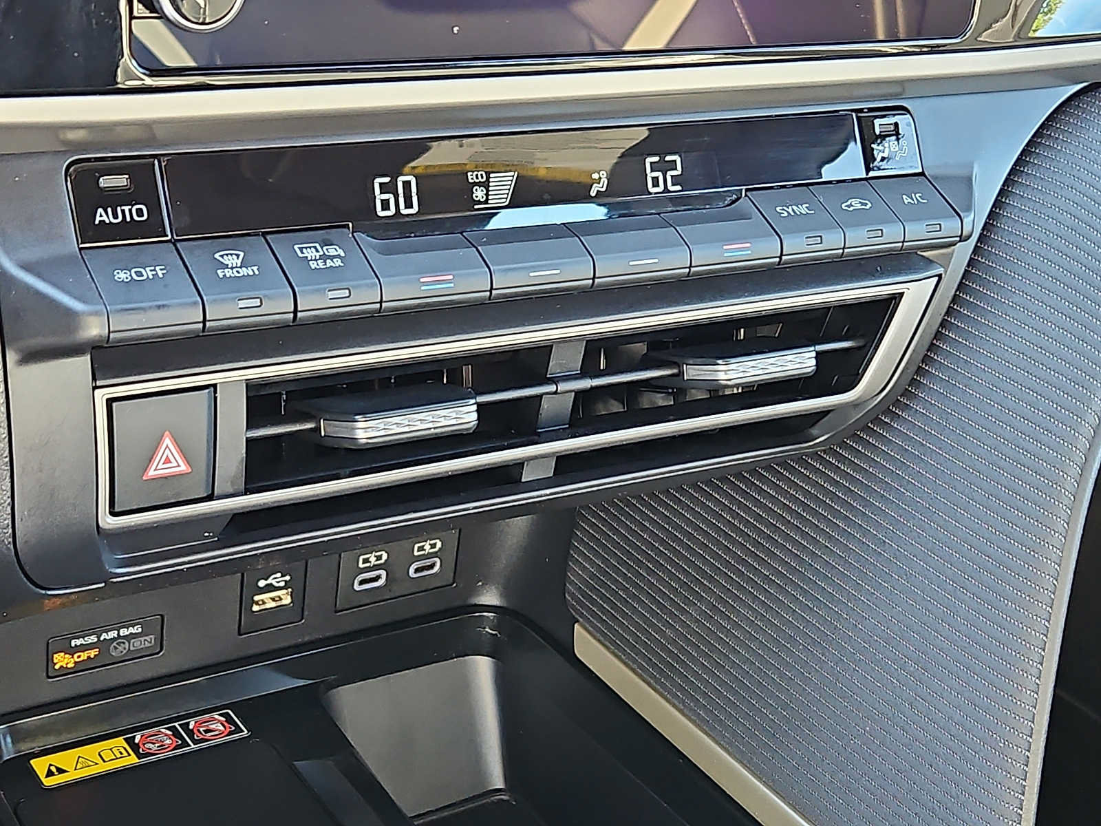 Used 2025 Toyota Camry SE w/ Convenience Package FWD image 15