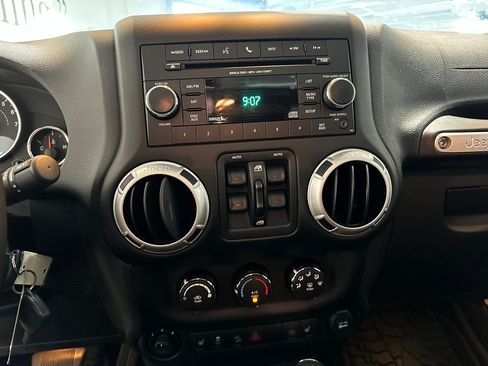 Used 2015 Jeep Wrangler Unlimited Sahara w/ Connectivity Group AWD/4WD image 9