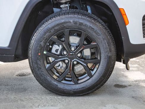 New 2025 Jeep Grand Cherokee Altitude image 11