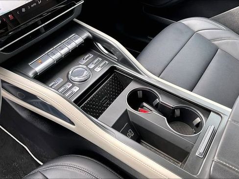 Used 2025 Lincoln Nautilus Premier image 13