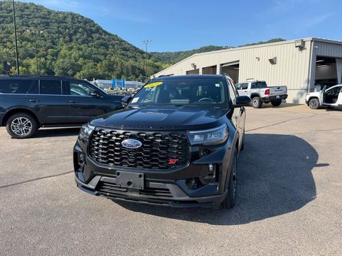 Used 2025 Ford Explorer ST w/ Sun And Sound Package AWD/4WD image 2