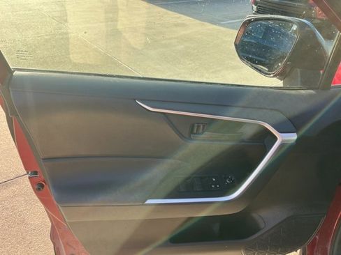 Used 2021 Toyota RAV4 LE image 11