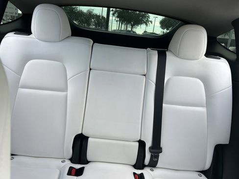 Used 2022 Tesla Model Y Long Range image 25