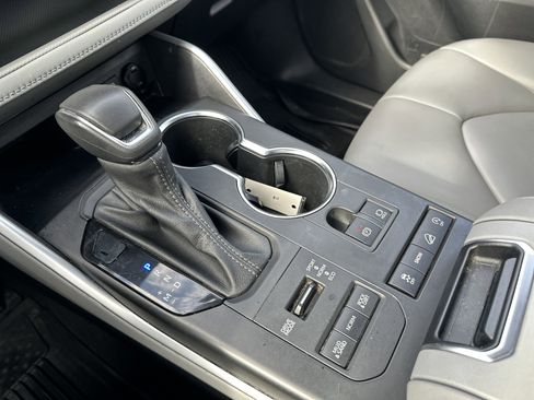 Used 2022 Toyota Highlander XLE image 22