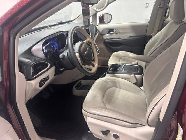 Used 2018 Chrysler Pacifica Limited w/ Advanced Safetytec Group FWD image 11
