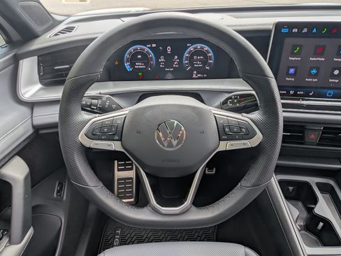 Used 2025 Volkswagen Tiguan SE R-Line AWD/4WD image 24
