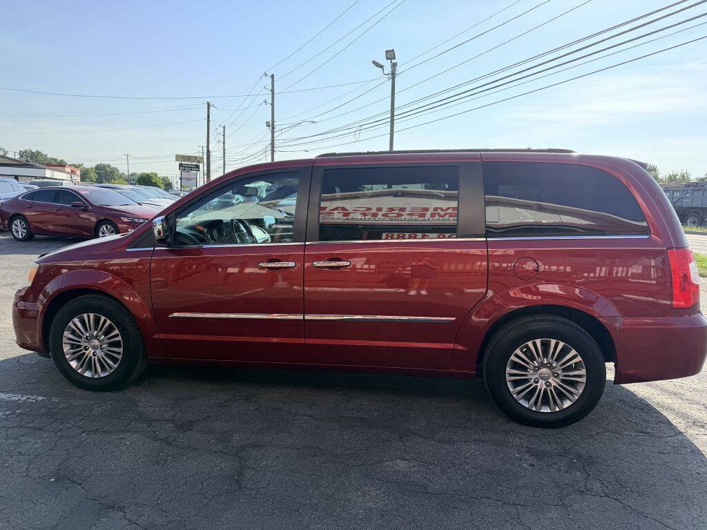 Used 2013 Chrysler Town & Country Touring-L w/ Driver Convenience Group FWD image 3