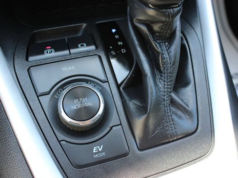 Used 2022 Toyota RAV4 LE AWD/4WD image 38