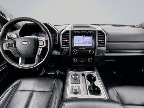 Used 2019 Ford Expedition XLT w/ Equipment Group 202A AWD/4WD image 17