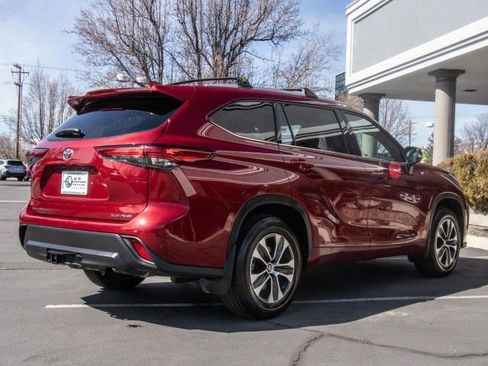 Used 2022 Toyota Highlander XLE image 8