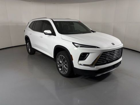 Used 2025 Buick Enclave Preferred image 3