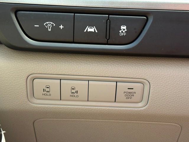 Used 2023 Kia Carnival LX FWD image 15