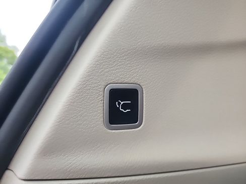 Used 2021 Chrysler Pacifica Touring-L FWD image 33