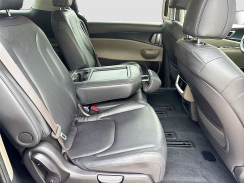Used 2025 Kia Carnival FWD image 30