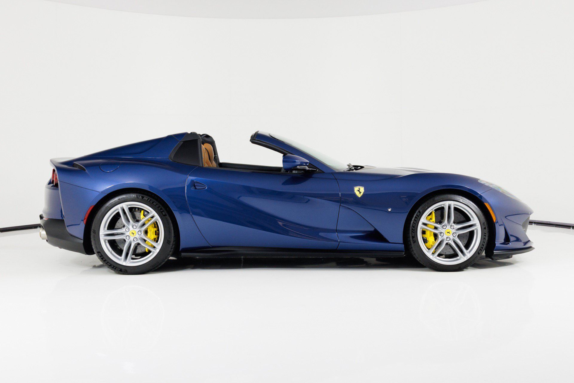 Used 2021 Ferrari 812 GTS RWD image 2
