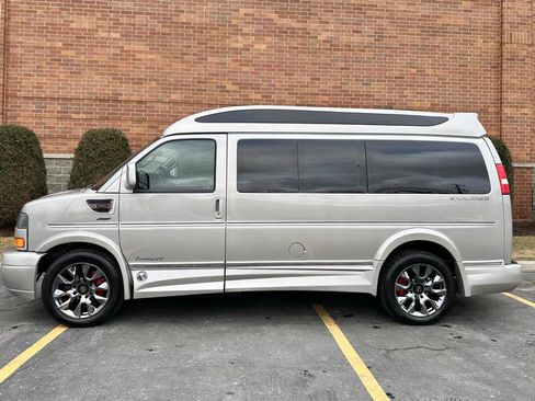 Used 2023 GMC Savana 2500 image 2