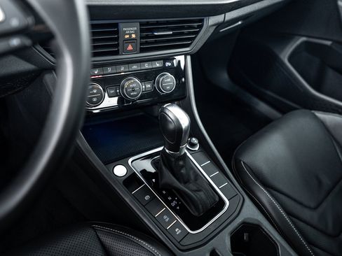 Used 2019 Volkswagen Jetta SEL Premium image 11