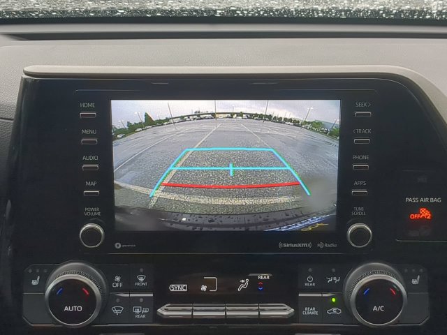 Used 2022 Toyota Highlander XLE FWD image 26